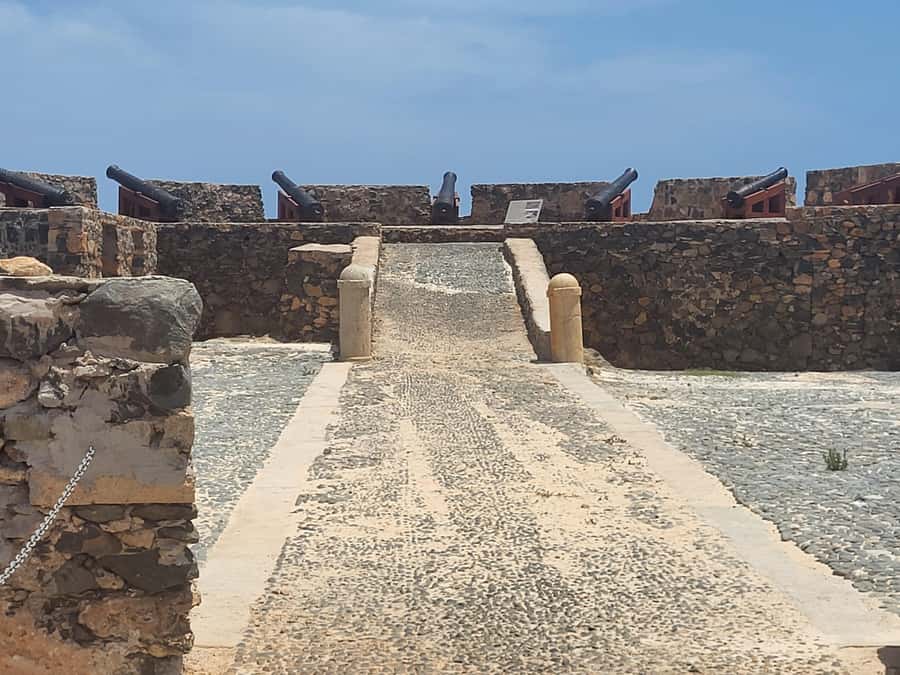 Boa Vista: Motoryacht Trip with Fishing, Snorkel, Beach BBQ - A full day from your hotel to Sal Rei