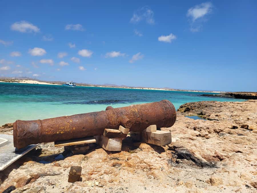 Boa Vista: Motoryacht Trip with Fishing, Snorkel, Beach BBQ - Reef snorkeling at Sal Rei Islet
