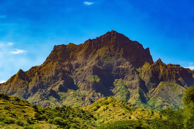 Hiking: Monte Tchota Natural Park - Pico D’Antónia (1394m) - Longueira - The descent through Santiago’s farm country