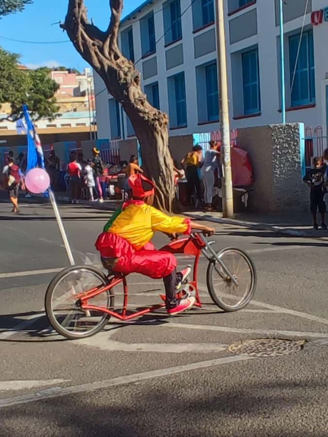 Mindelo City Walking Tour - The arts and crafts market and time for shopping