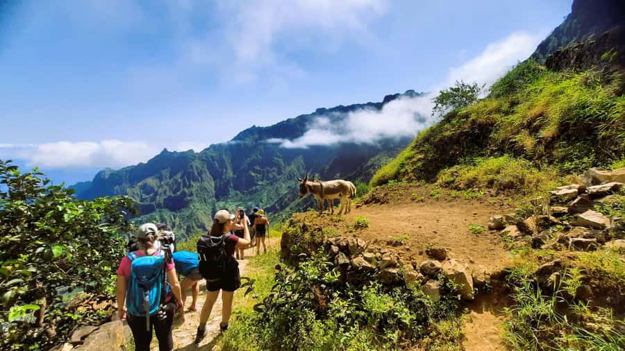 Santo Antão: Hiking Cova Volcano Crater to Ribeira Paúl - The long zigzag toward the valley