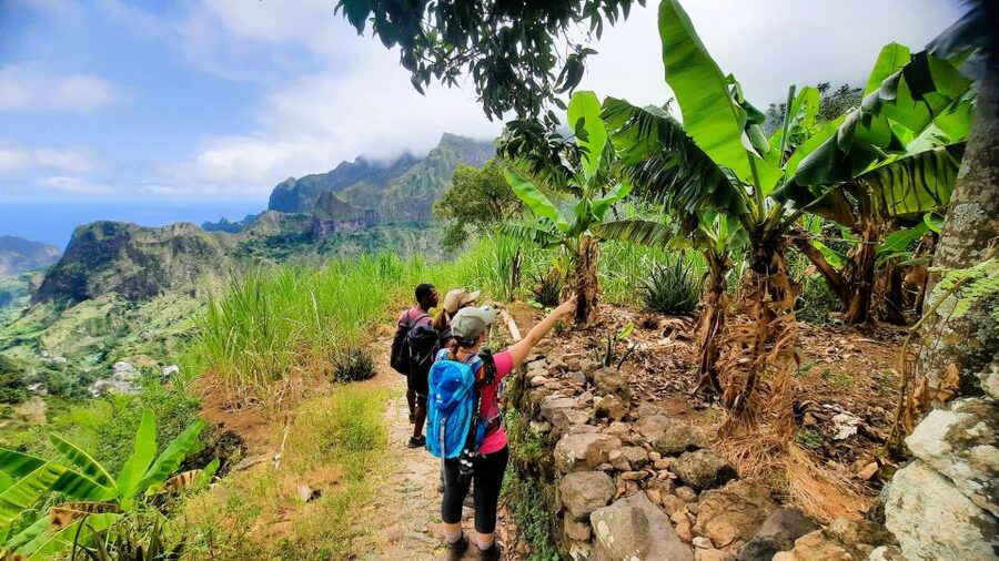 Santo Antão: Hiking Cova Volcano Crater to Ribeira Paúl - Choosing the right guide and group style